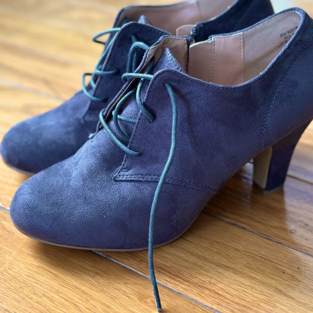 Oxford style microsuede shoe with short heel